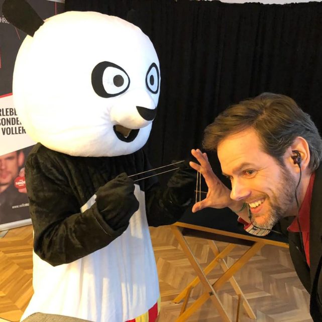 Gemeinsam mit dem Kung Fu Panda verzauberte ich die Kids der WingTsun-Schule von Andreas Klostermann in Hockenheim. Etwa 50 Kinder sowie deren Geschwister und Eltern waren online zugeschaltet, als es… Ganzen Beitrag lesen